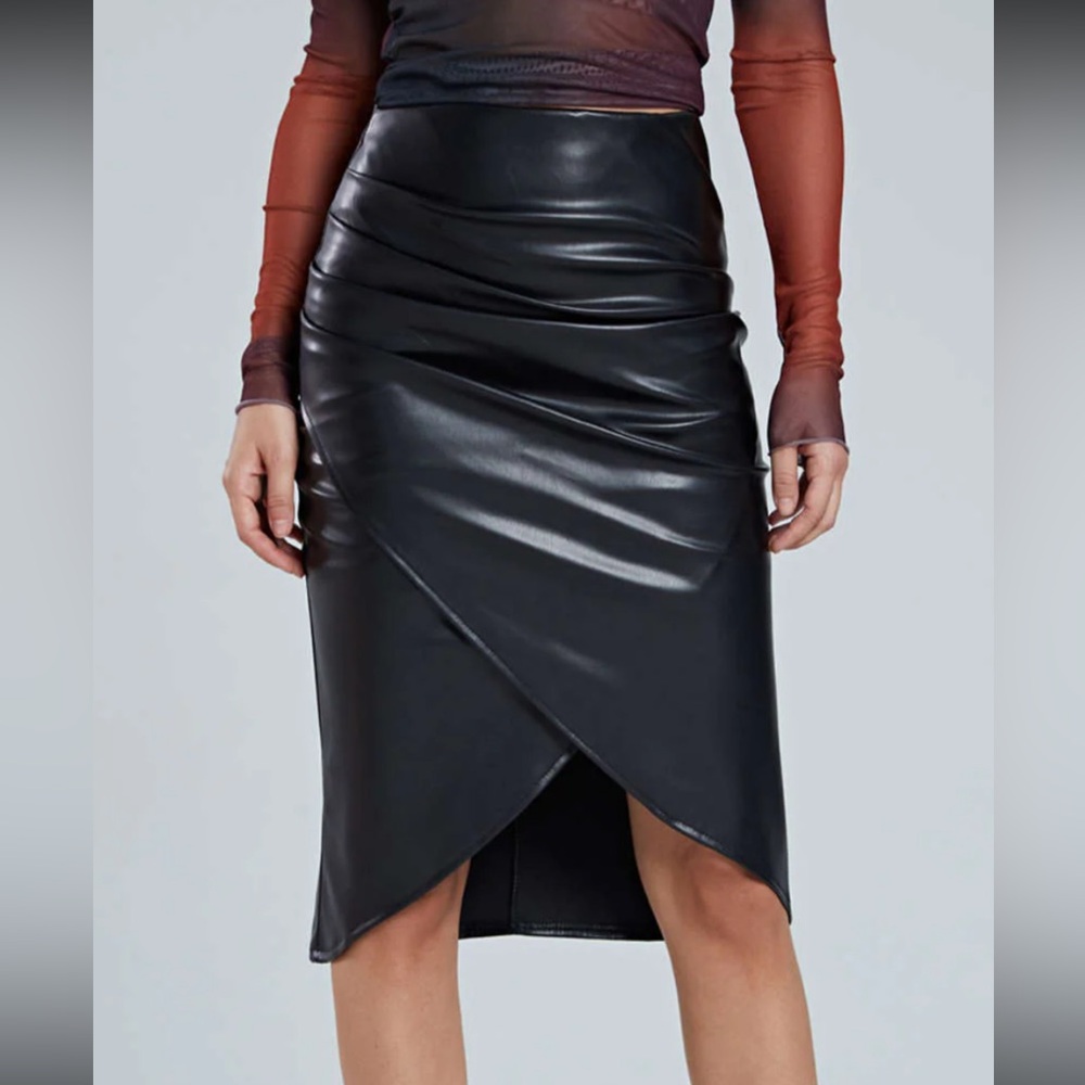 NWT Black faux leather pleather skirt tulip hem ruched side Micas brand Size L